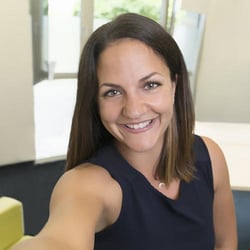 Pracowniczka Trusted Shops uśmiecha się do selfie.