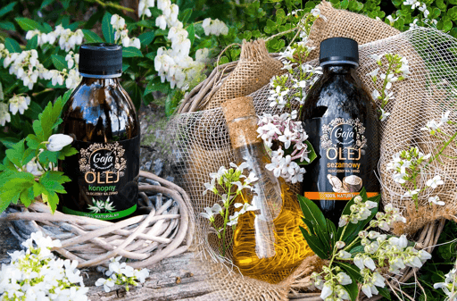 Naturalny olejek eteryczny w małych szklanych buteleczkach na drewnianym tle. Własna produkcja dla spa, sauny, łaźni. Relaks, medycyna alternatywna, środki zaradcze, naturopatia, czyste składniki.